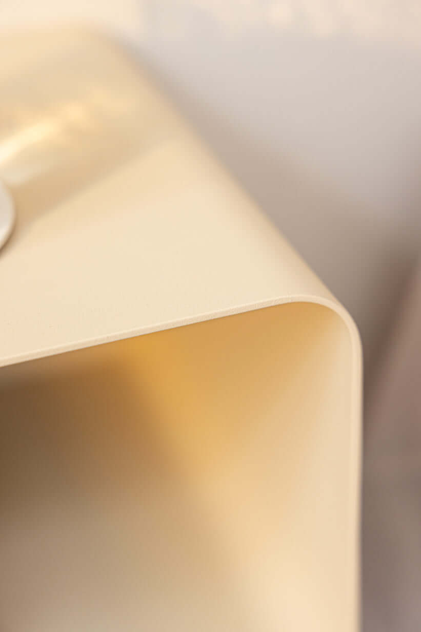 Detailansicht des hängenden Nachttisch NELIO mit modernem Design und minimalistischer Form.