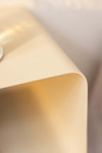 Detailansicht des hängenden Nachttisch NELIO mit modernem Design und minimalistischer Form.