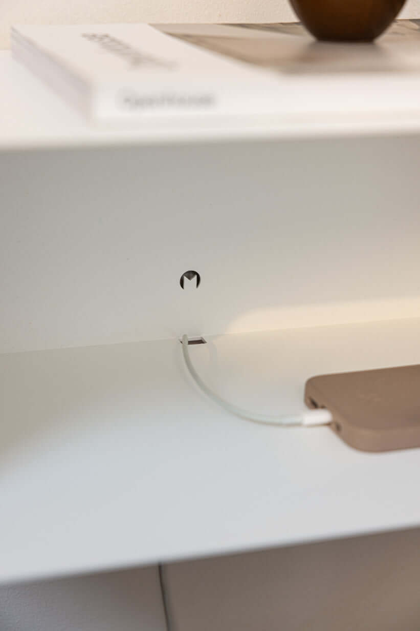 Detailansicht des hängenden Nachttisch NELIO mit Kabelmanagement und modernem Design.