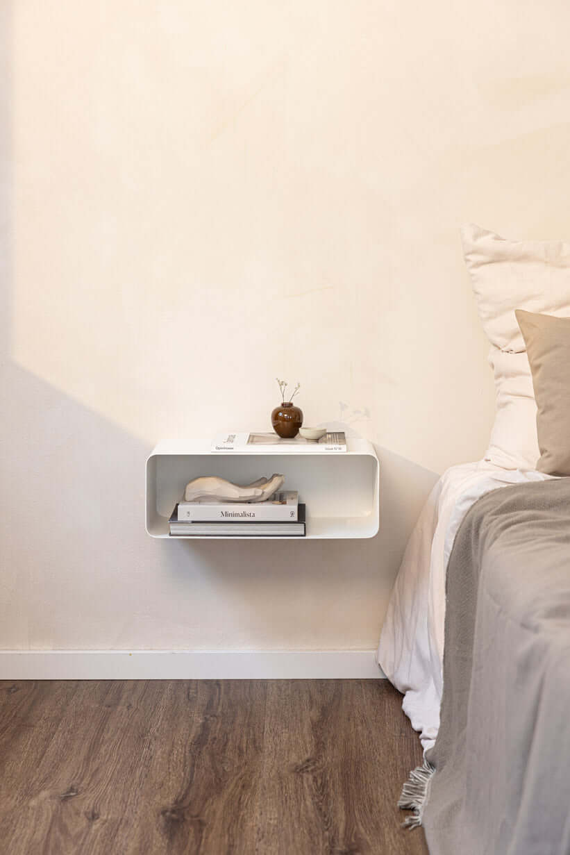 Hängender Nachttisch NELIO in modernem Design, ideal für kleine Räume und moderne Wohnkonzepte.