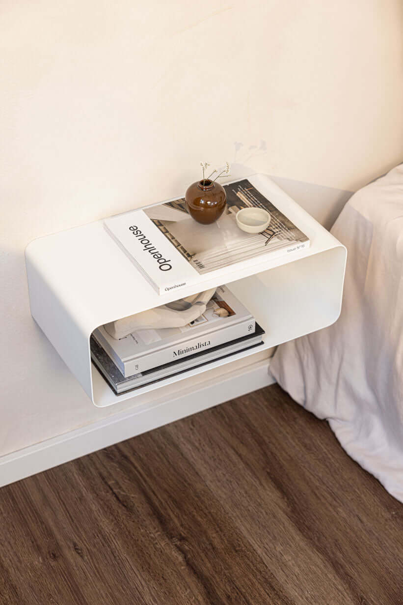 Hängender Nachttisch NELIO im modernen Design mit minimalistischer Form und praktischer Wandbefestigung.