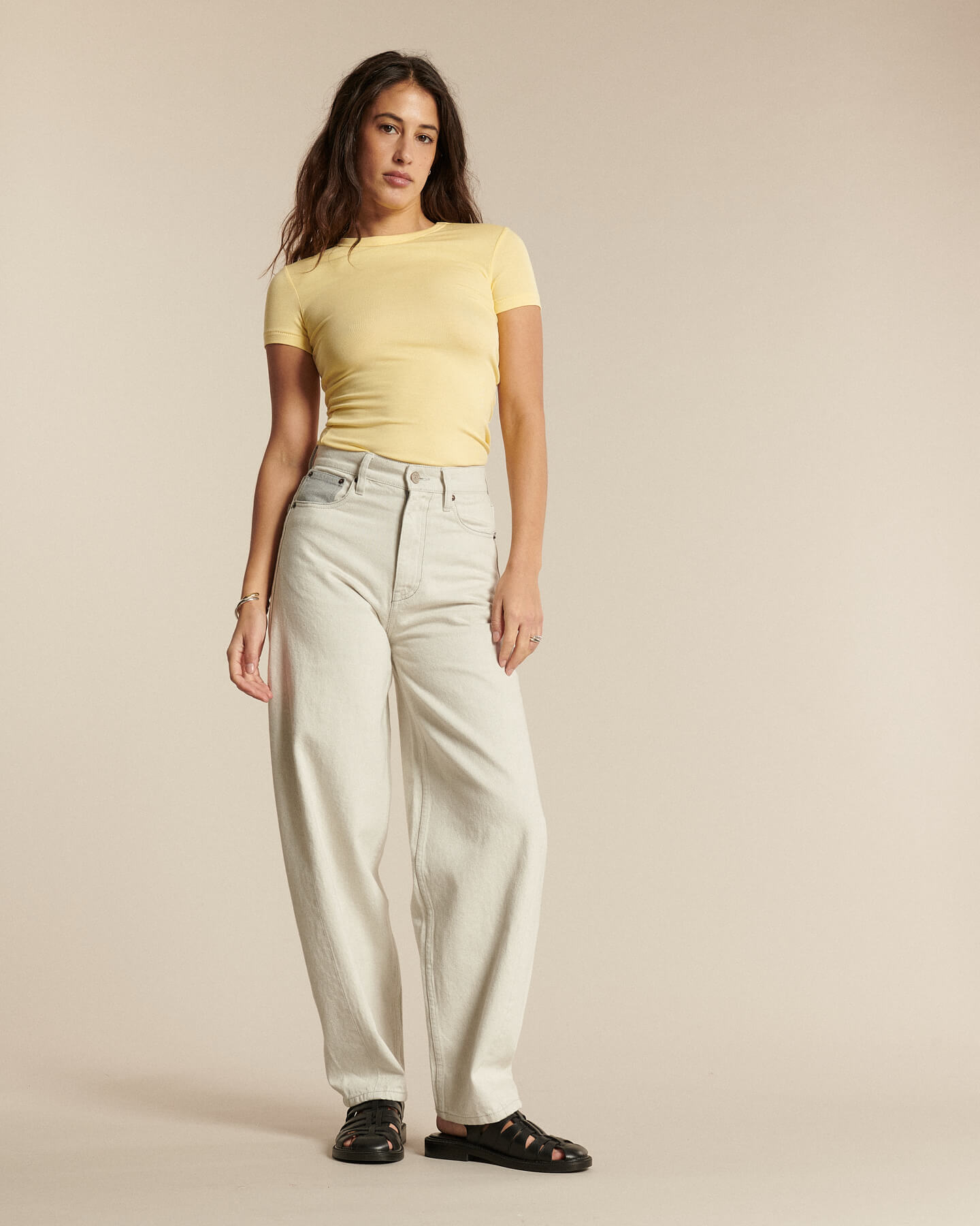 Jean pour femme en denim 100 % coton, couleur naturelle non teintée, coupe large et barrel avec une taille haute adaptée à toutes les morphologies.