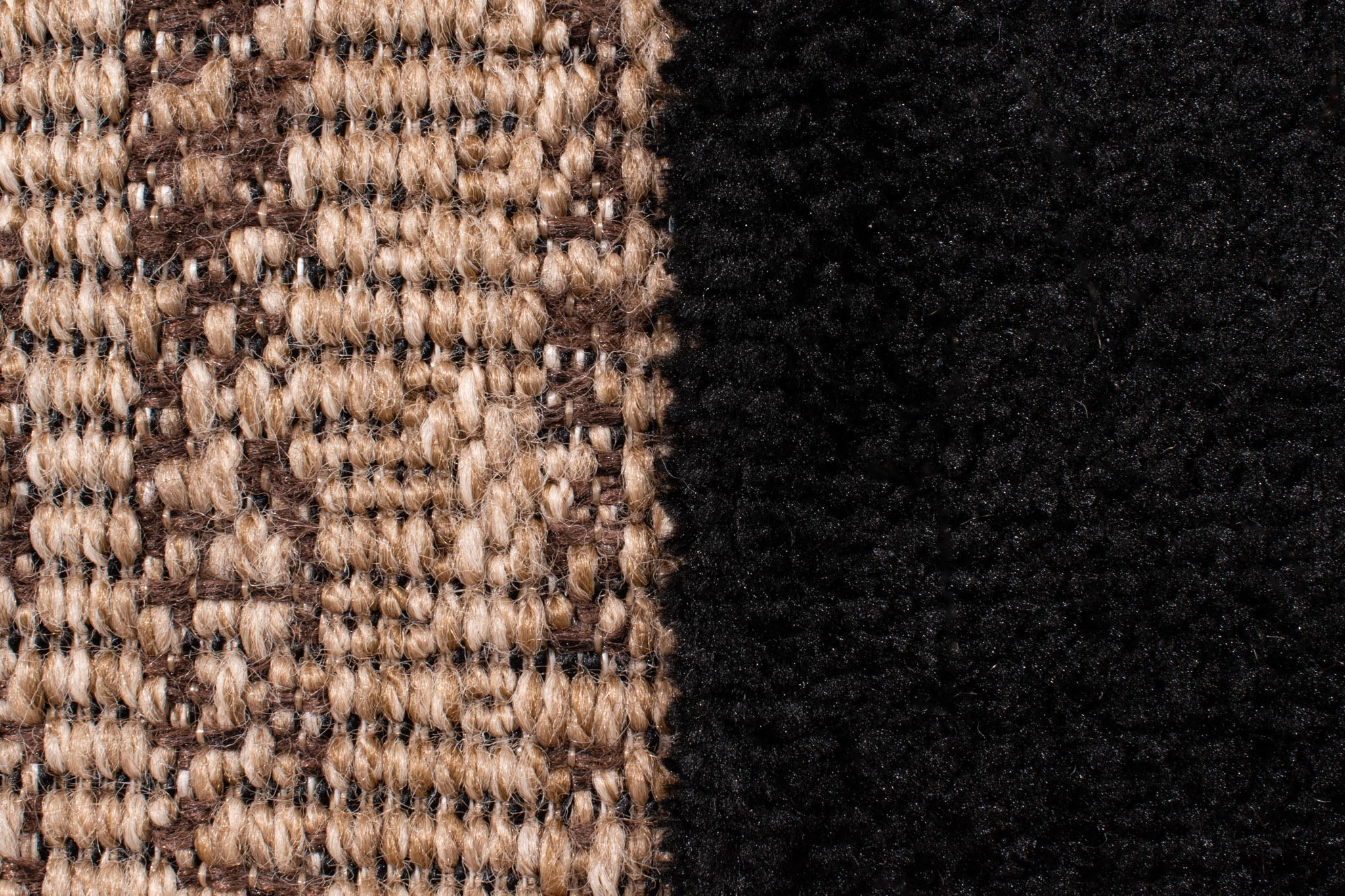 Tapis naturel avec motif en relief noir : PAL9489NOI PALMA