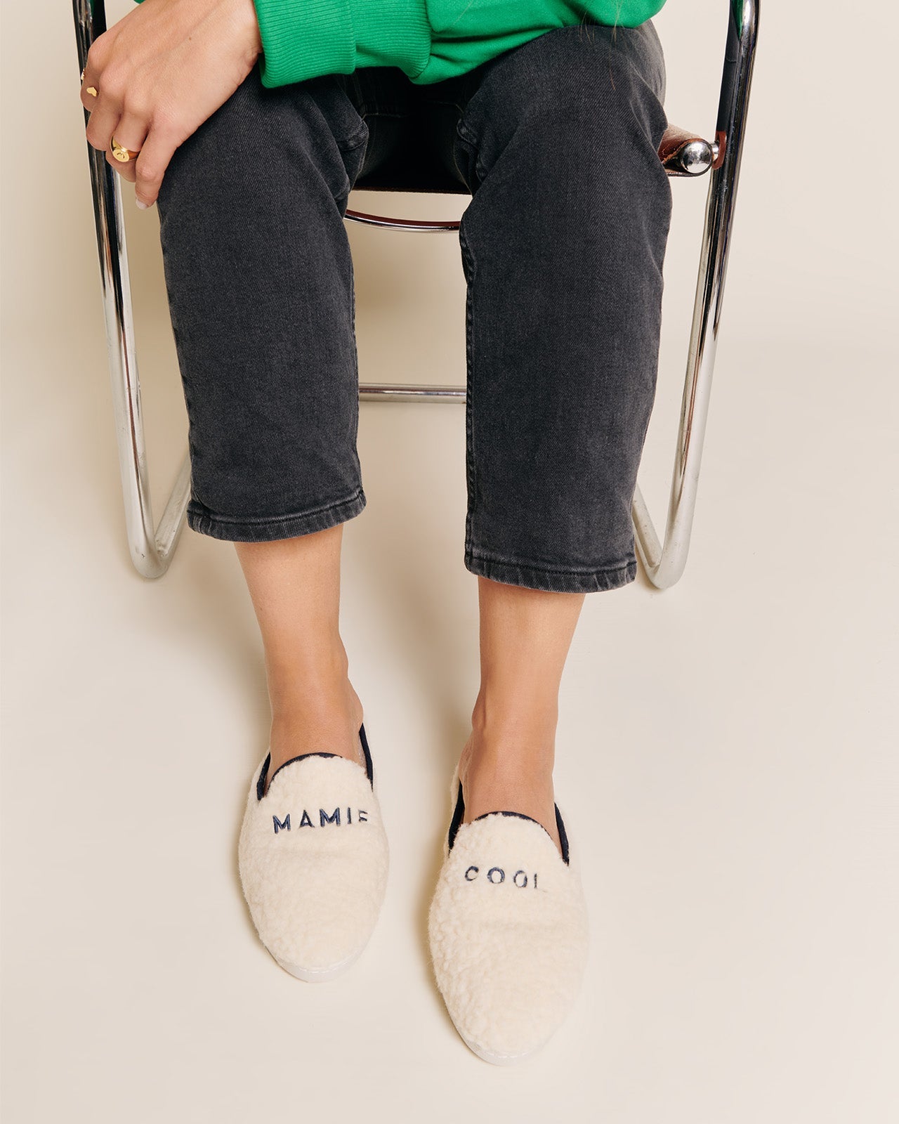 Les Chaussons Mamie Cool En Laine Bouclette - Angarde X Émoi Émoi