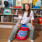 Utilisation du coussin géant gonflable OMY Cola dans un salon – Look rétro et décalé