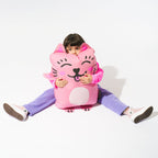  Enfant assis sur le super coussin gonflable OMY Kitty – Coussin fun et moelleux au design chat rose