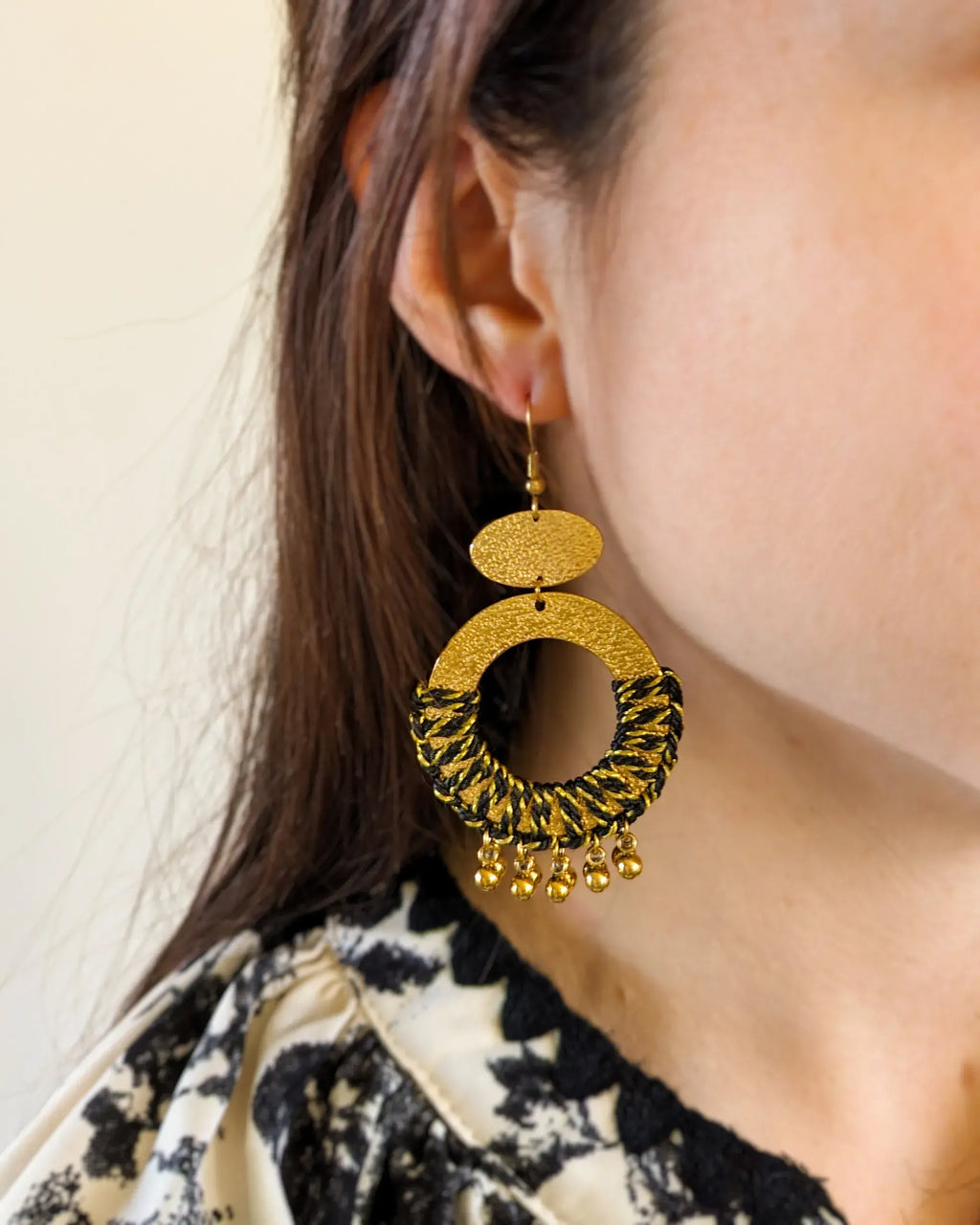 Boucles D'Oreilles Fil Noir Doré - Doria