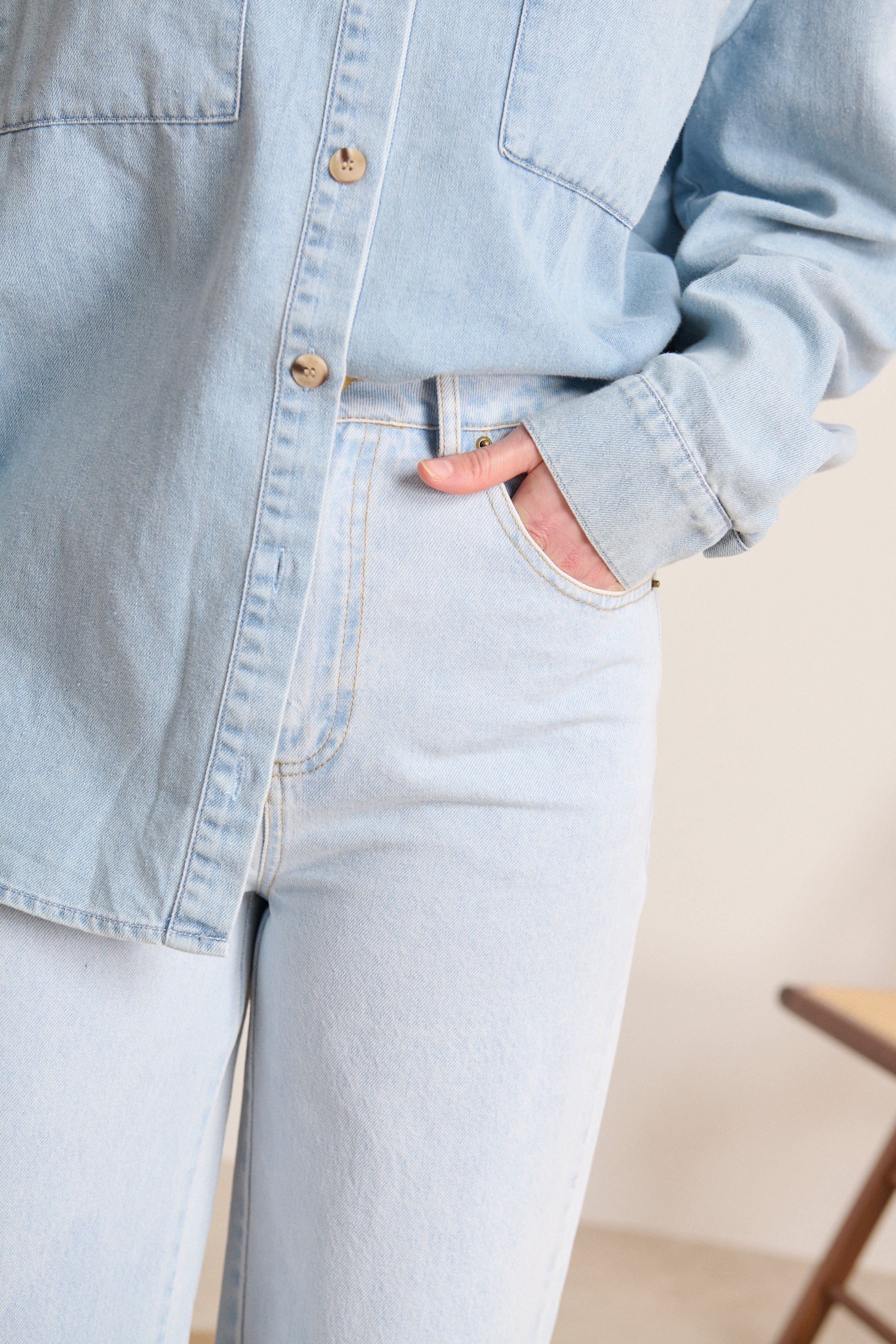 Jean bleu droit à taille haute avec poches devant et dos pour une silhouette structurée vêtement vestiaire femme