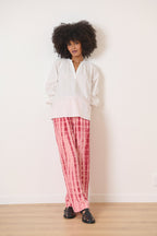 Pantalon large et droit avec deux poches italiennes parfait pour la saison estivale