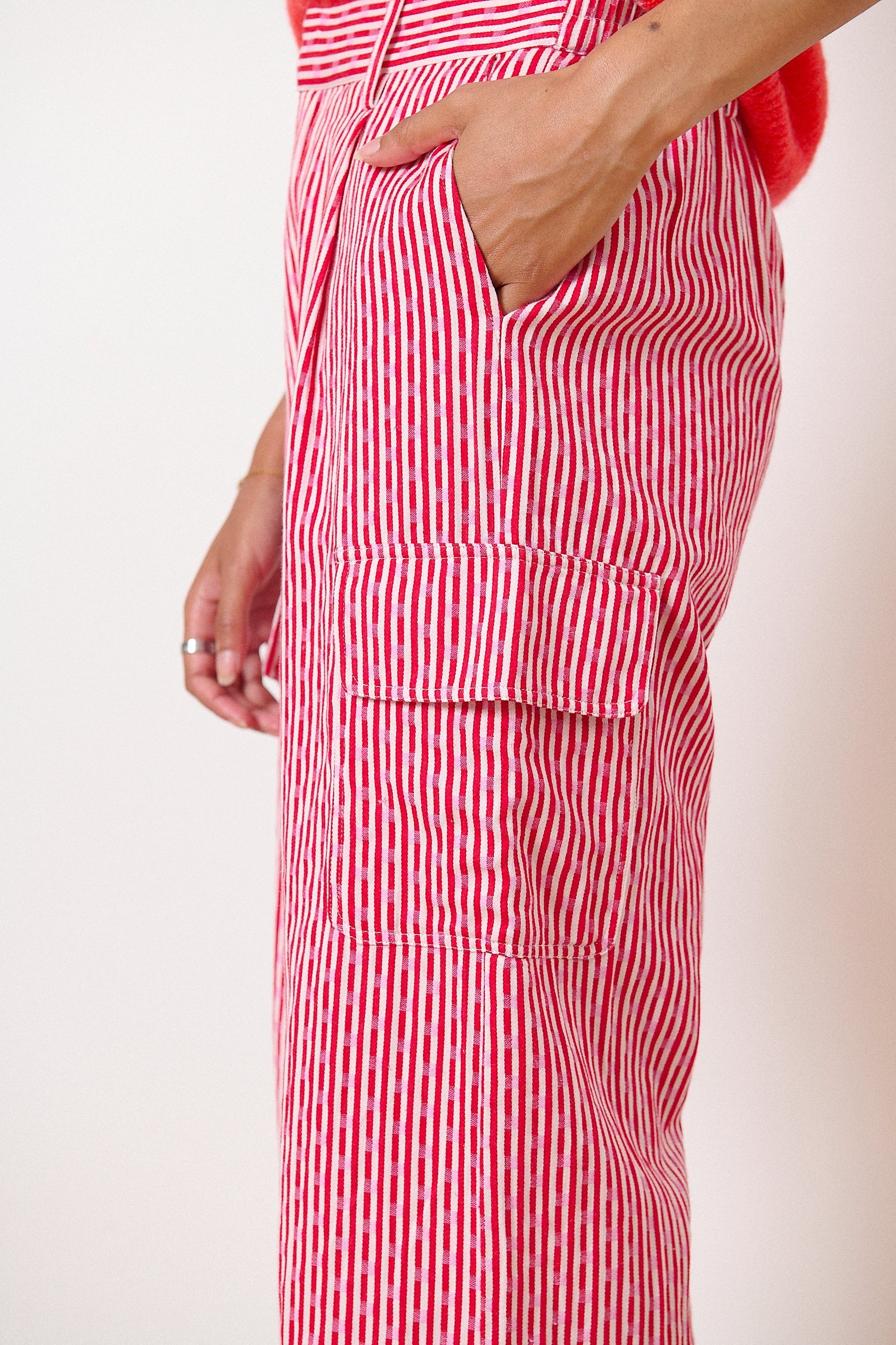 Cargo droit en tissu jacquard à motifs coloris rouge poches italiennes vêtement femme marque parisienne 
