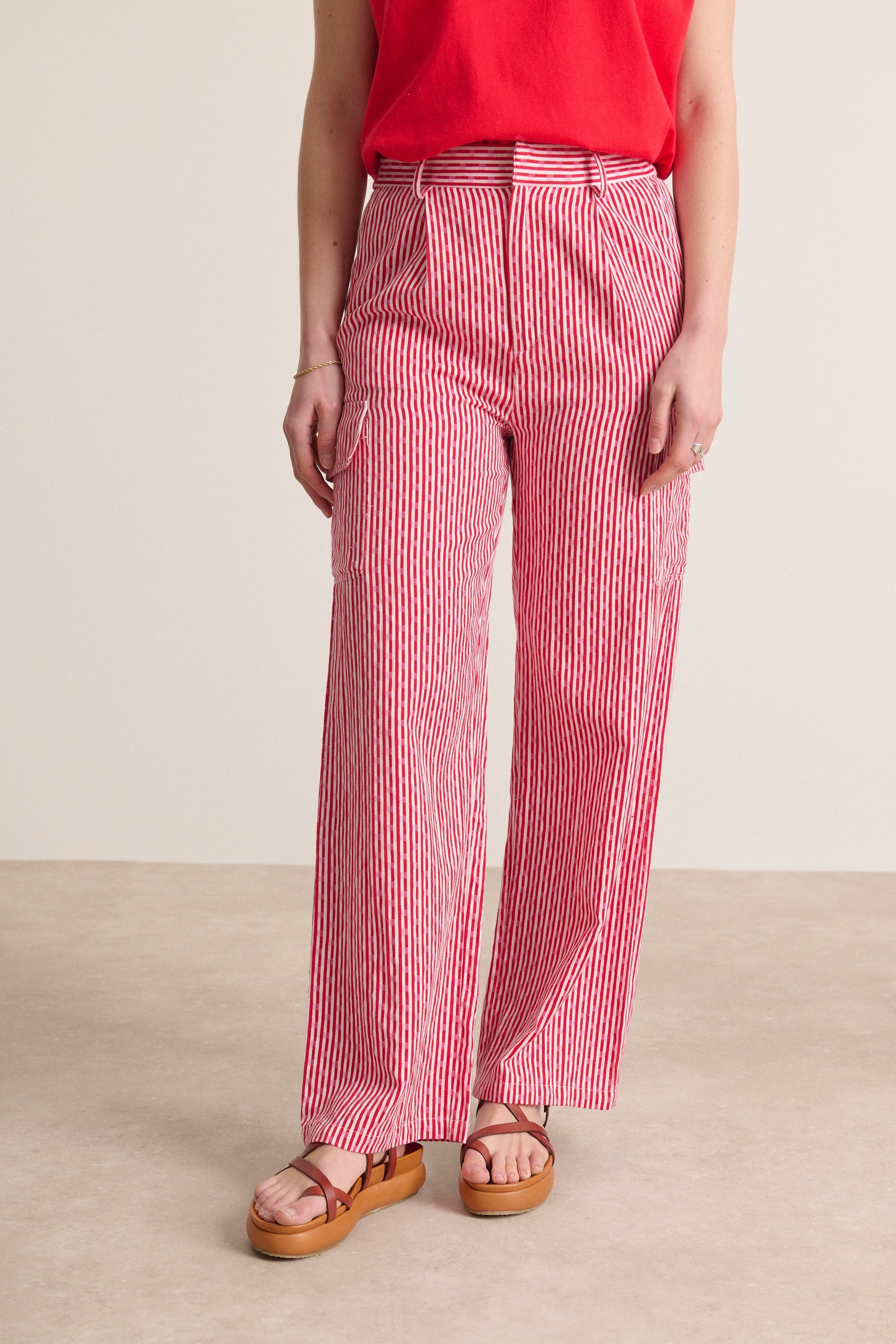 Bas Garance en coton avec rayures rouge tissu jacquard forme cargo taille élastiquée avec passant collection printemps