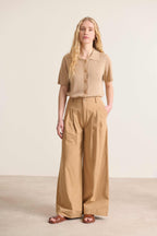 Pantalon sophistiqué à la taille haute avec passants et plis à l'avant coloris beige modèle bas élégant Garance Paris 