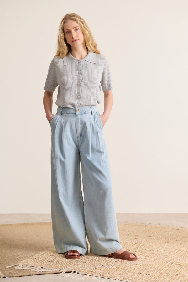 Pantalon bleu en chambray, plis sur le devant, jambes larges, idéal pour un look élégant et décontracté