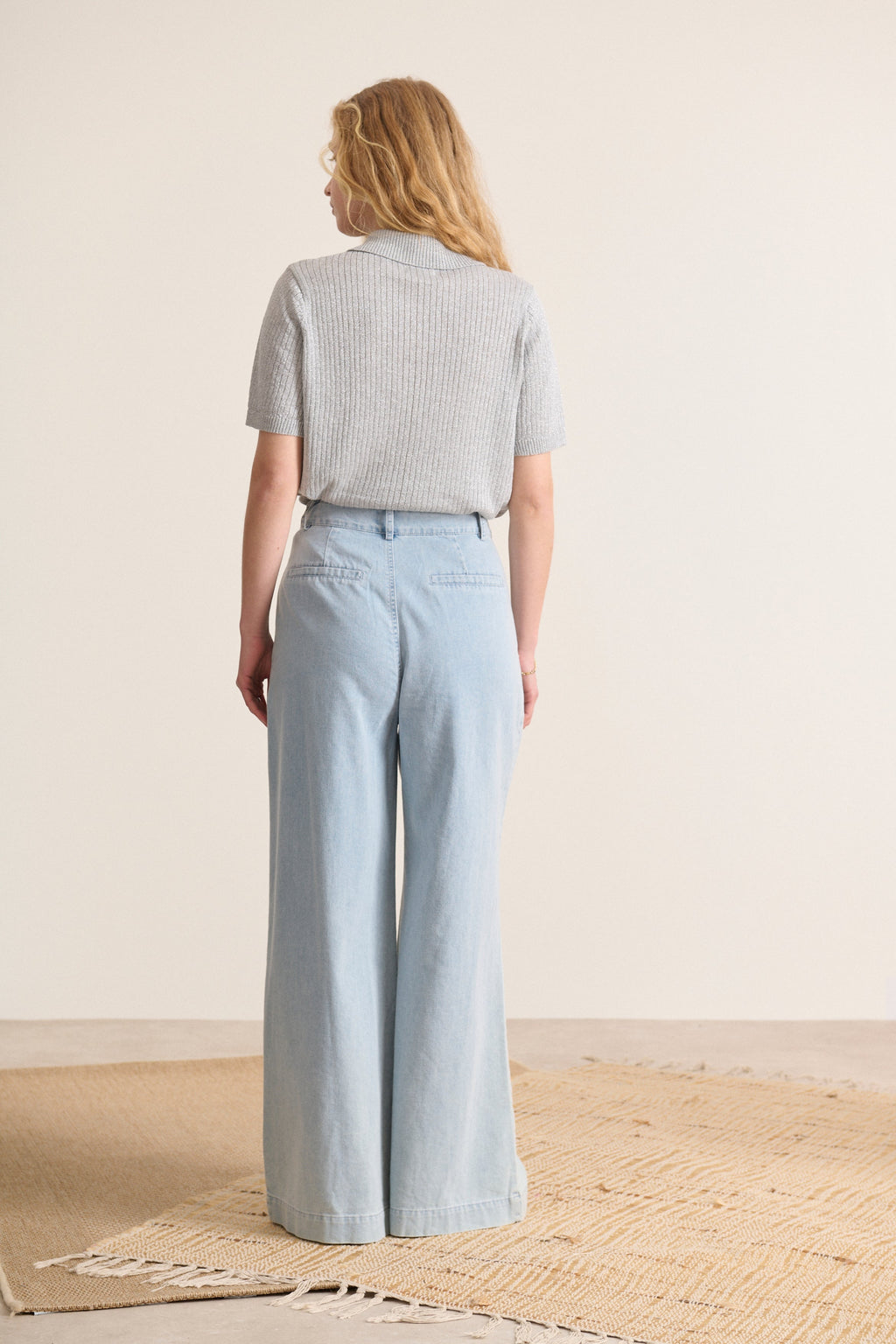 Pantalon bleu chambray, plis avant, jambes larges, un vêtement femme élégant et facile à porter