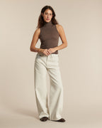 Jean femme en denim non teinté couleur granit clair, coupe large et fluide, matière 100 % coton offrant un tombé élégant adapté à toutes les morphologies.