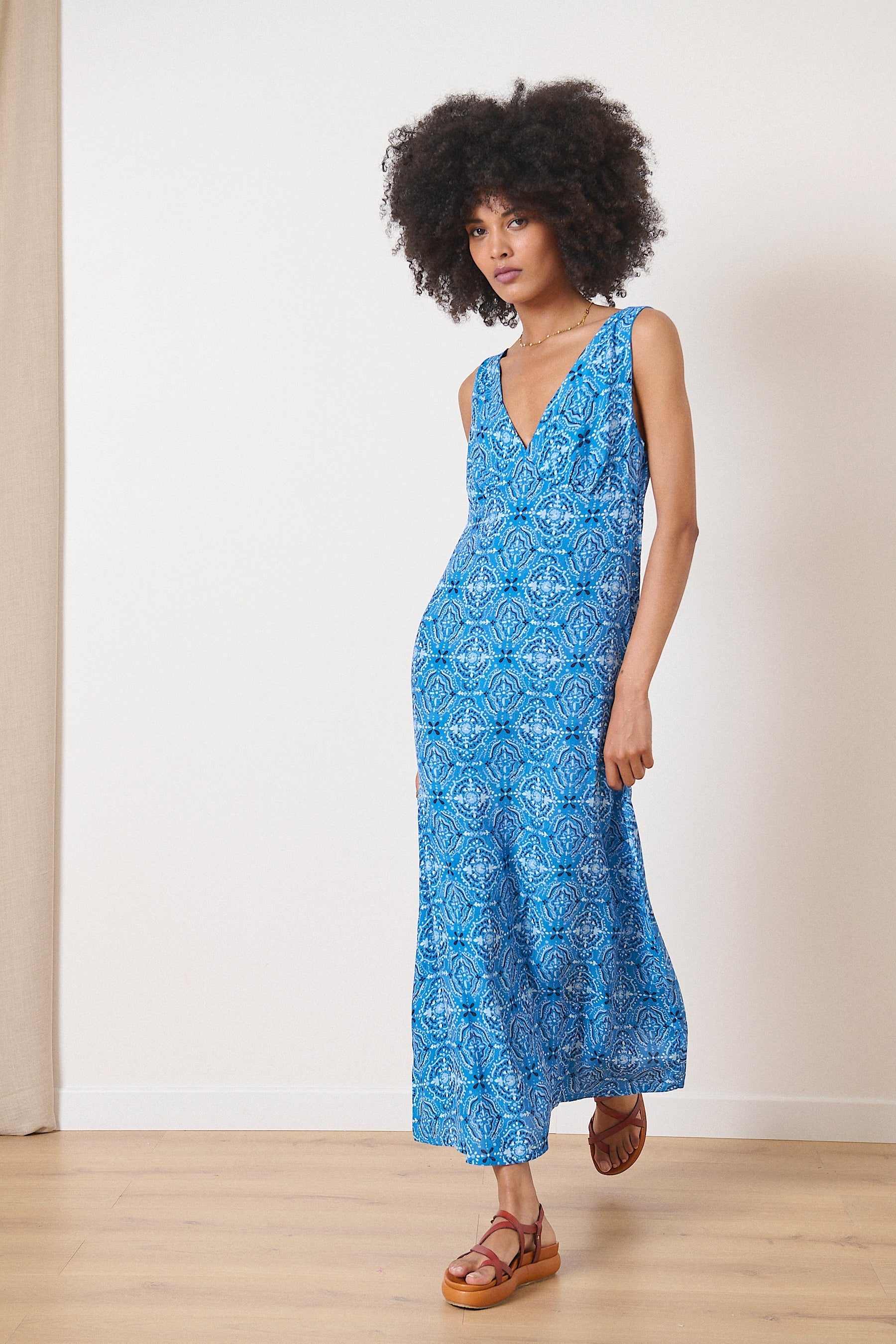 Robe estivale élégante fluide et longue bleu à motifs sans manches coupe droite et fluide
