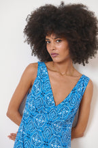 Robe longueur midi sans manches coupe droite et fluide collection printemps été 2025 