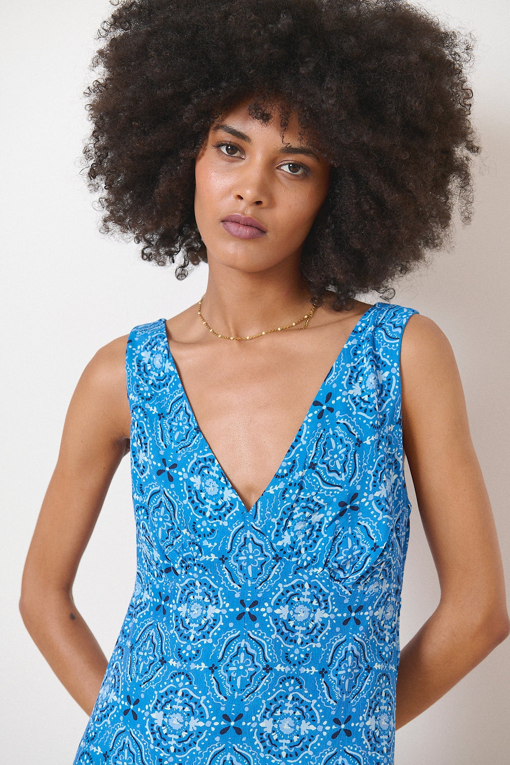 Robe longue bleu tissu doux vestiaire printemps été femme 2025 tenue estivale à motifs 