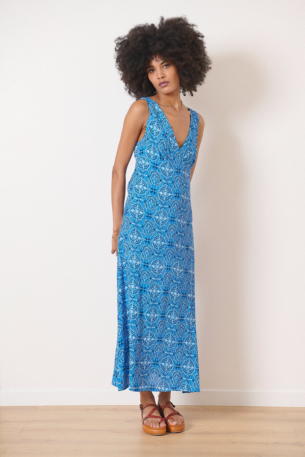 Robe légère et élégante printemps été sans manches encolure en V dos plongeant moderne fluide et raffinée