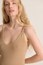 Robe en maille à la longueur midi  avec nœuds aux bretelles et au coloris doré idéale pour soirées événements d'été 