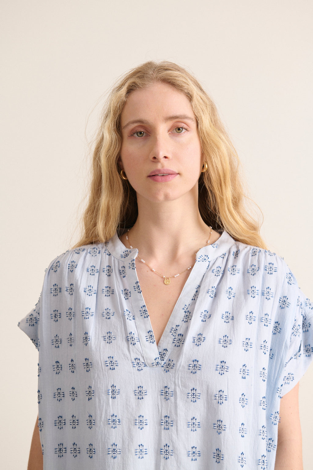 Robe en coton naturel avec manches courtes au coloris bleu et vert avec encolure en V summer collection Garance Femme