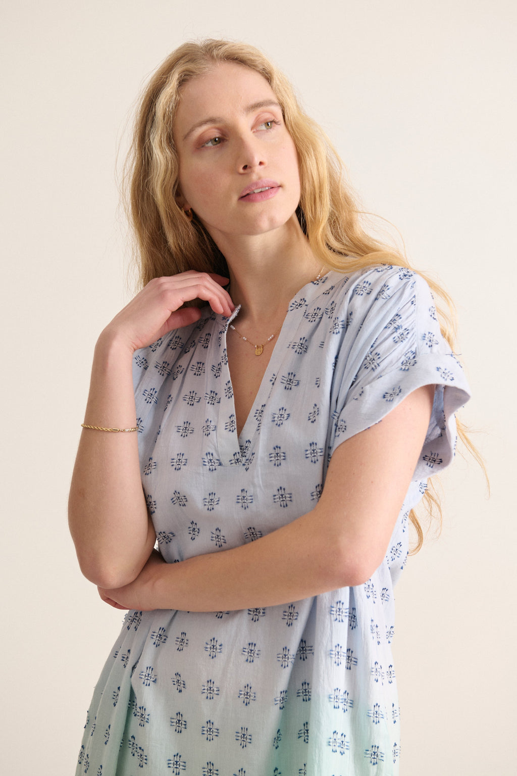 Tenue Garance Paris coupe ample 100% coton avec fentes sur les cotés et broderie plumetis coloris bleu