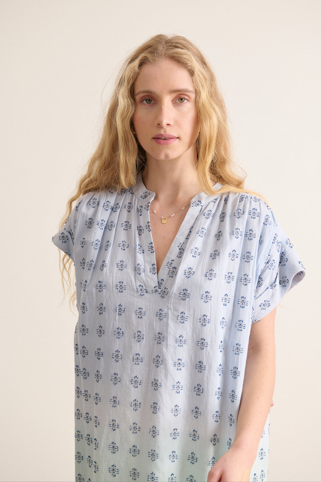 Robe midi coupe droite et ample encolure en V broderie plumetis avec fentes sur les cotés collection marque parisienne