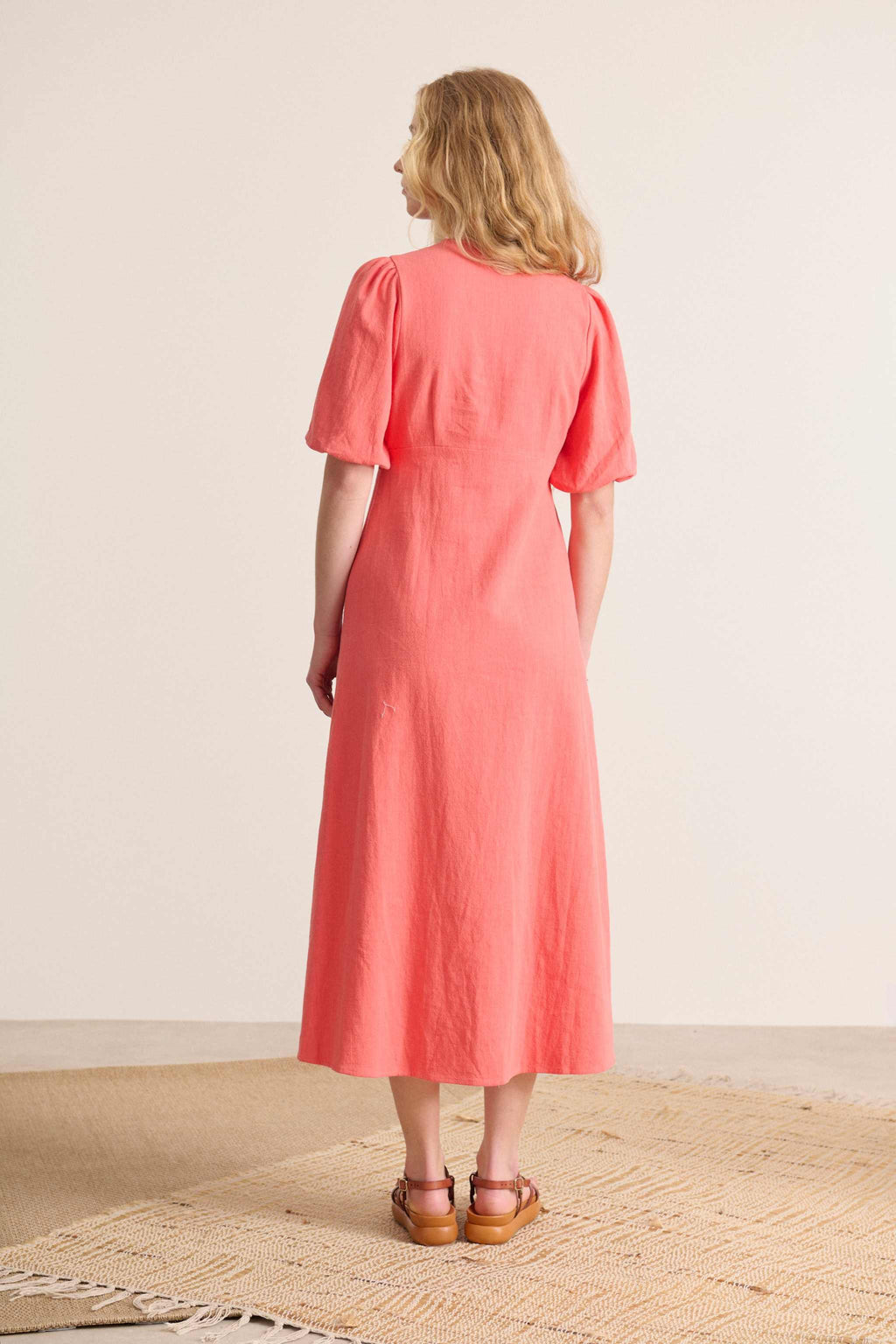 Robe midi coupe fluide et élégante robe couleur lumineuse corail parfaite pour printemps été marque parisienne Garance 