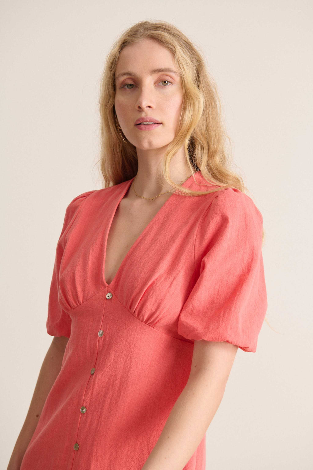 Robe estivale avec petit décolleté avant petits boutons nacrés à l'avant robe longueur cheville midi