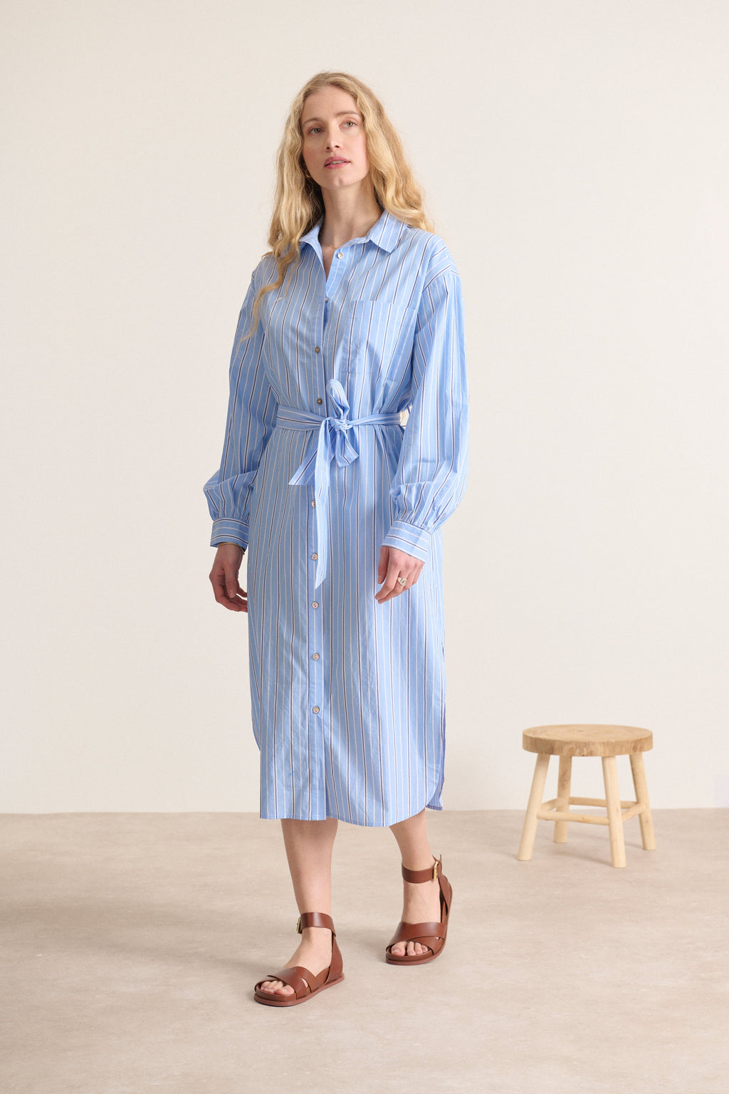 Robe chemise tendance coupe fluide poche avant coloris bleu à rayures avec ceinture amovible vêtements Garance Paris 