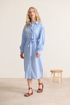 Robe chemise tendance coupe fluide poche avant coloris bleu à rayures avec ceinture amovible vêtements Garance Paris 