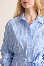 Robe chemise coton ample longueur midi à rayures bleues et blanches avec manches longues boutonnées poche poitrine