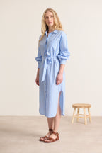 Tenue fluide femme avec rayures coloris bleu avec ceinture amovible et manches longues avec boutons et fentes en bas de robe