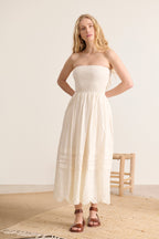 Robe écru romantique avec poitrine smockée, broderie anglaise et doublure fluide, idéale en printemps été