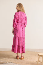 Robe évasée rose à motifs jacquard avec fronces et découpes sur le bas de la robe coupe longue collection printemps été 