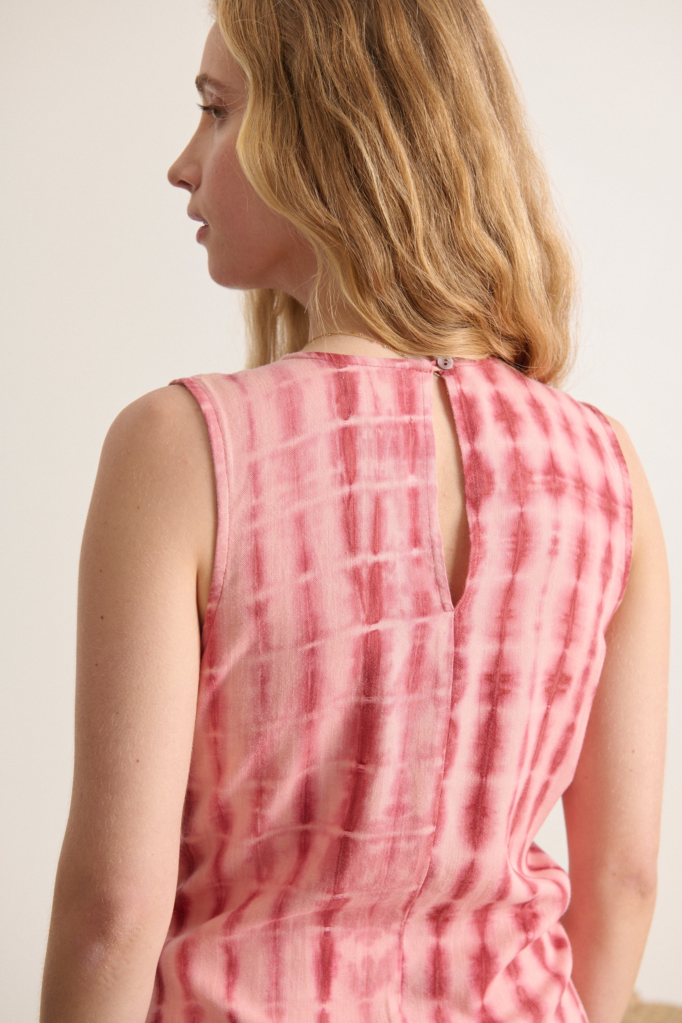 Robe coloris terre cuite avec dégradé de vieux rose idéale pour l'été modèle sans manches longueur midi