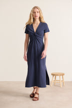 Robe midi avec nœud à l'avant encolure V manches courtes coupe près du corps avec fentes sur les cotés coloris marine