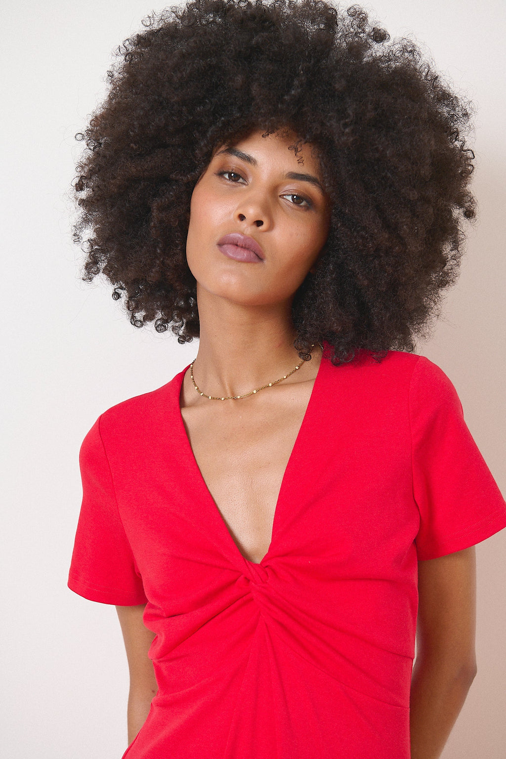 Tenue avec nœud à l'avant et col en V couleur rouge longueur midi format t-shirt tendance vêtement femme marque parisienne