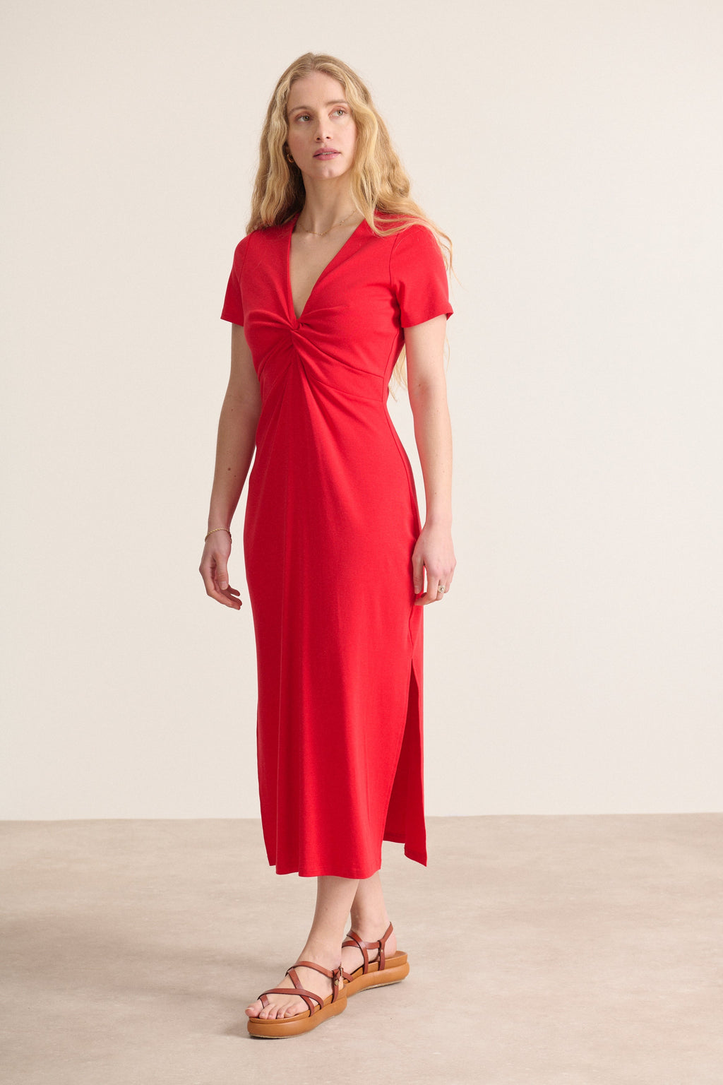 Robe décontractée en coton à manches courtes noué devant coloris rouge vif et éclatant tenue élégante et raffinée pour l'été 