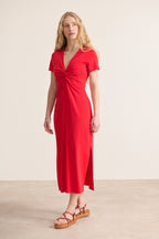 Robe décontractée en coton à manches courtes noué devant coloris rouge vif et éclatant tenue élégante et raffinée pour l'été 