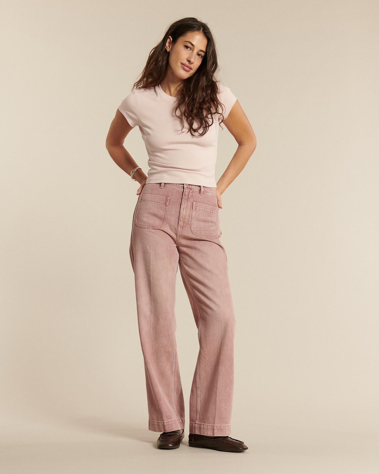 Jean femme en denim teint quartz rose clair, coupe droite et ample, tissu 100 % coton, conçu pour s’adapter à toutes les morphologies avec un style décontracté.