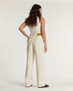 Jean pour femme en denim 100 % coton couleur sable clair à rayures verticales, coupe droite et fit confortable, idéal pour un style estival décontracté.