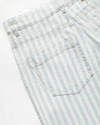 Jean en denim 100% coton avec rayures bleu clair et blanc, coupe droite adaptée à toutes les morphologies féminines, confortable et stylé pour l'été.