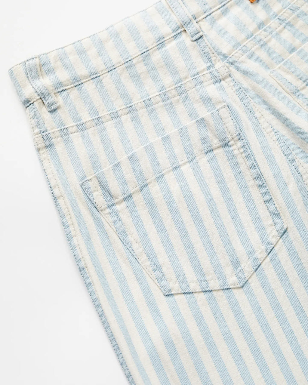 Jean en denim léger à rayures bleu ciel et blanc, coupe droite offrant un tombé fluide et confortable, matière 100 % coton idéale pour l’été.