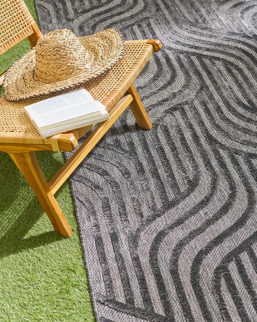Tapis d'intérieur et extérieur motif graphique Santorini Noir : SAN989NOI Nazar rugs