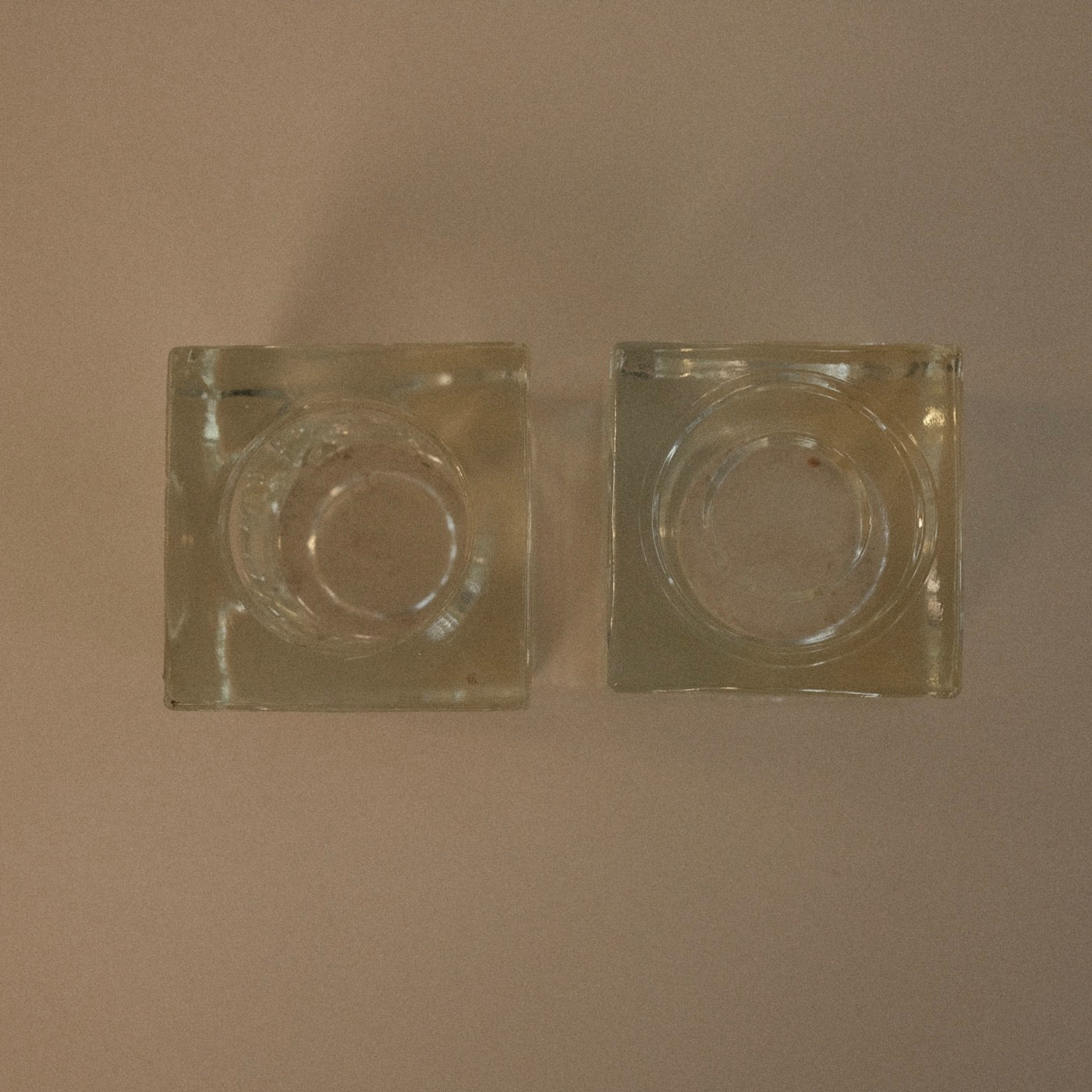 Paire De Bougeoirs Carrés En Verre