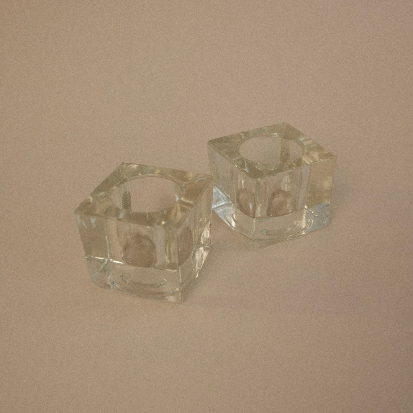 Paire De Bougeoirs Carrés En Verre