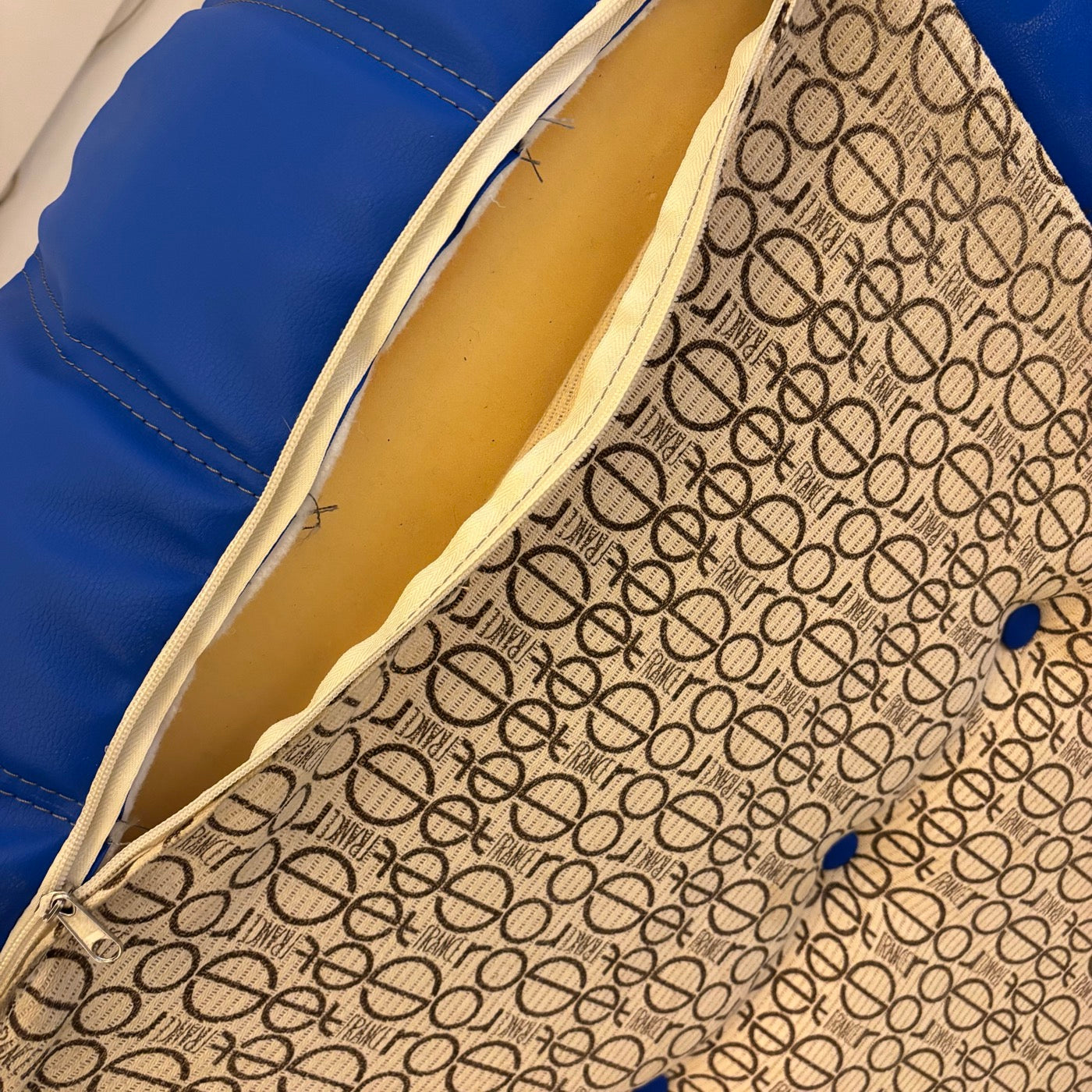 Pouf Togo Bleu Par Michel Ducaroy Pour Ligne Roset