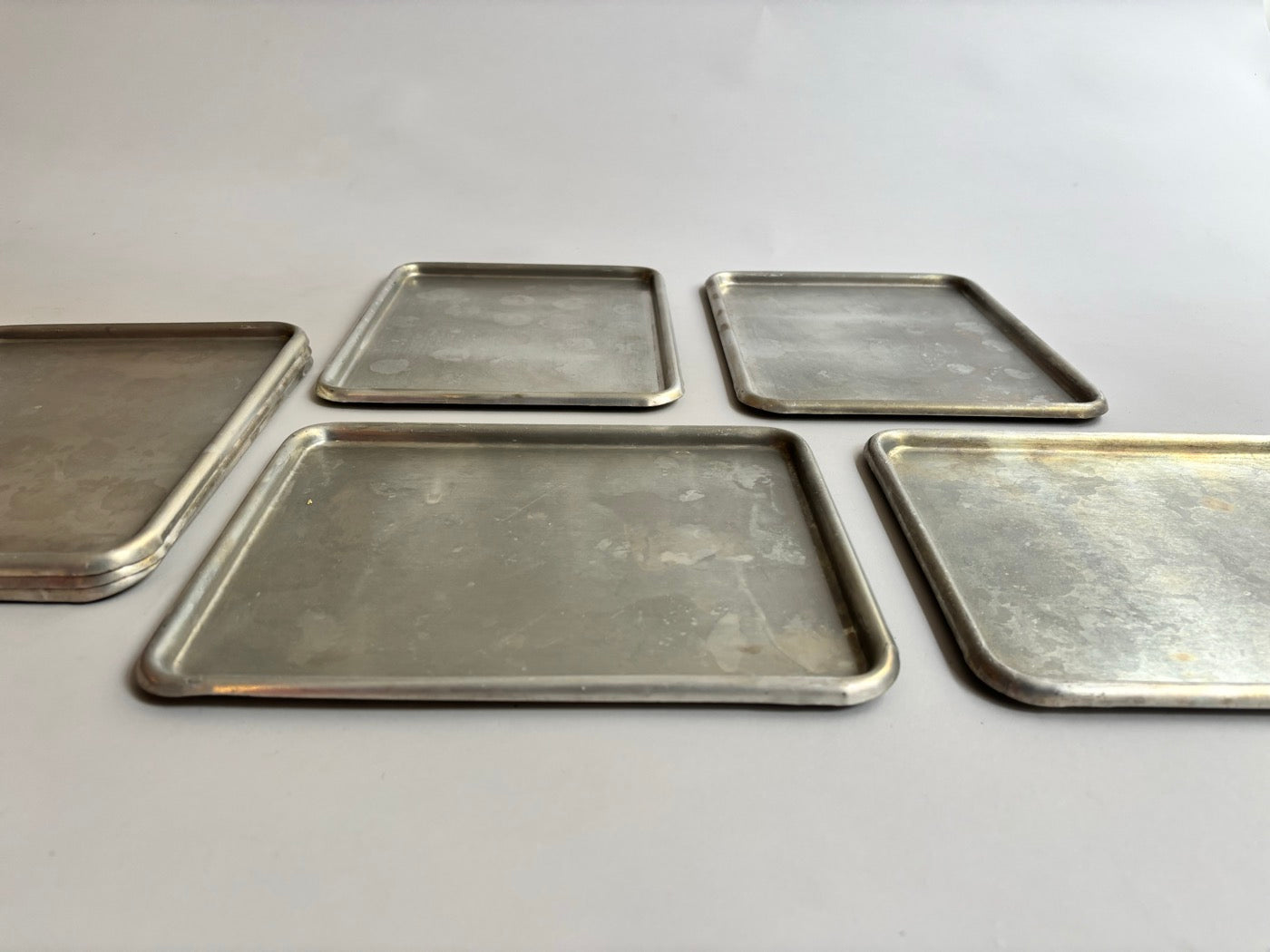 Ensemble De 5 Plateaux En Métal