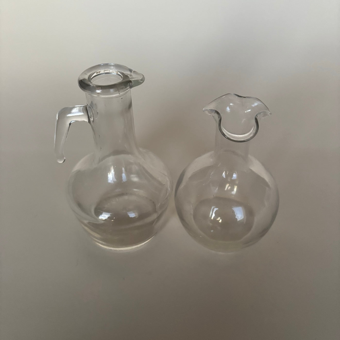 Deux Petits Pichets À Huile